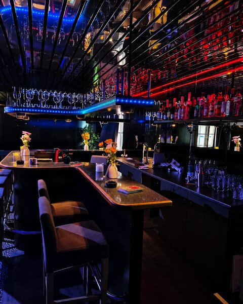 Contact bar Elvetia / Romanshorn. Management feminin