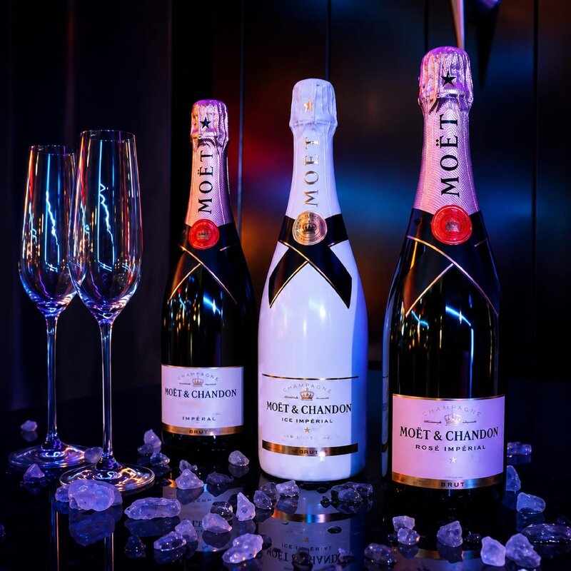 Contact bar Elvetia / Romanshorn. Management feminin